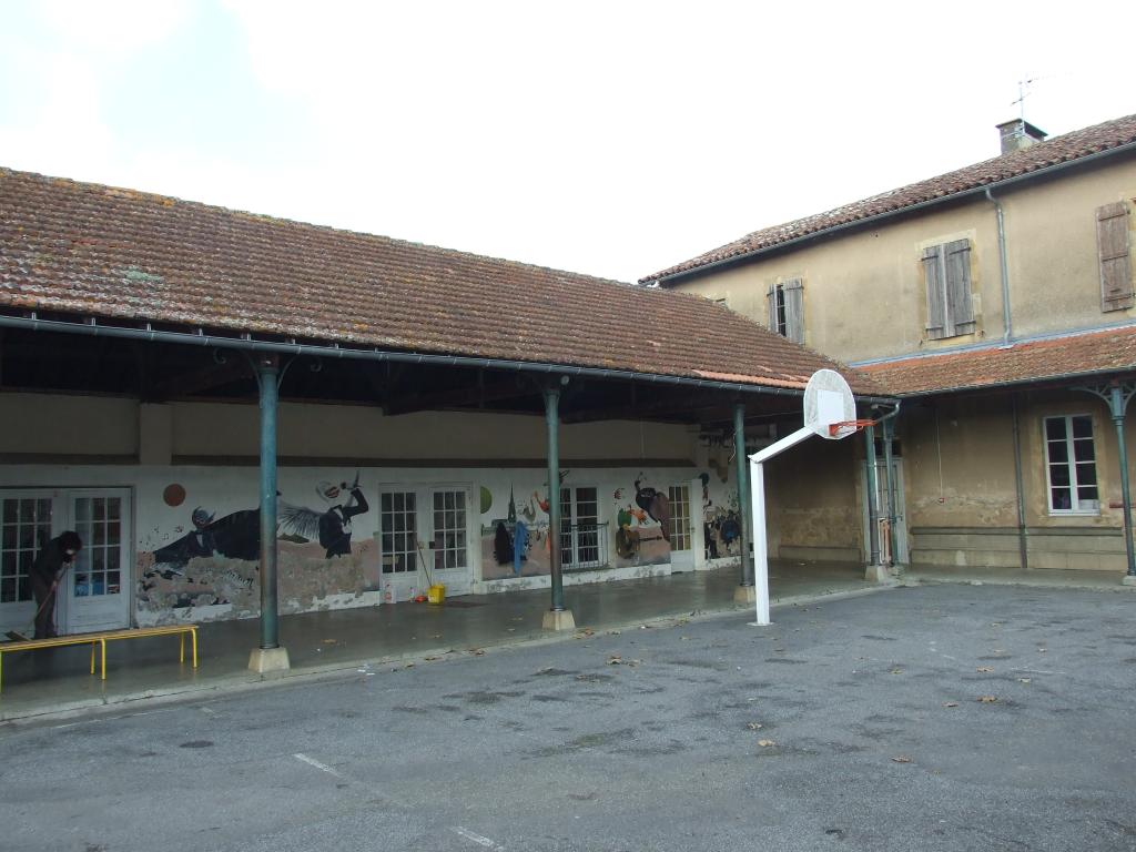 ancien couvent de chanoines réguliers de saint Augustin actuellement école et salle de cinéma