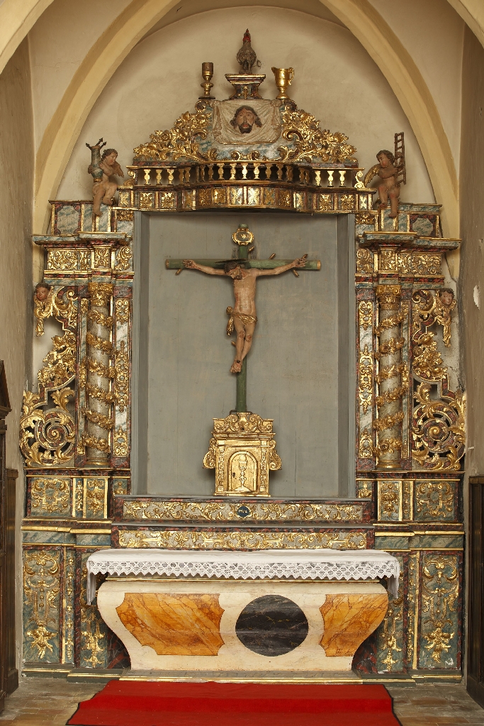 statue Christ en croix retable du Christ