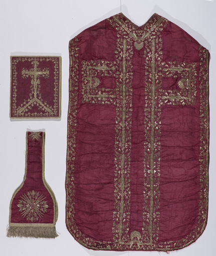 Chasuble réversible violet/or avec manipule, bourse de corporal et chape (n° 2)