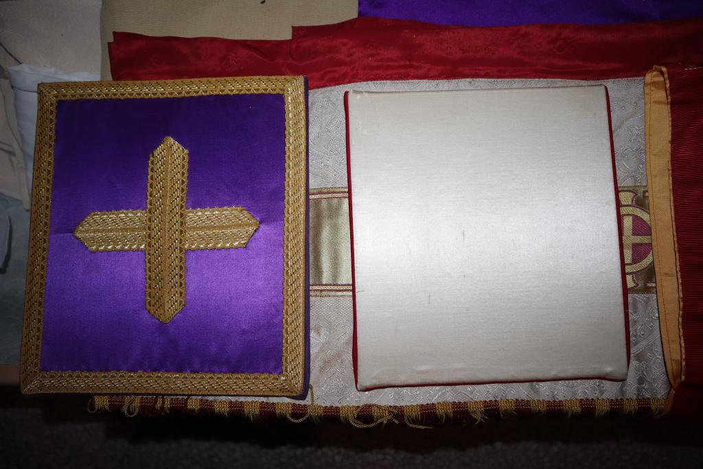 Ensemble de vêtements et ornements liturgiques