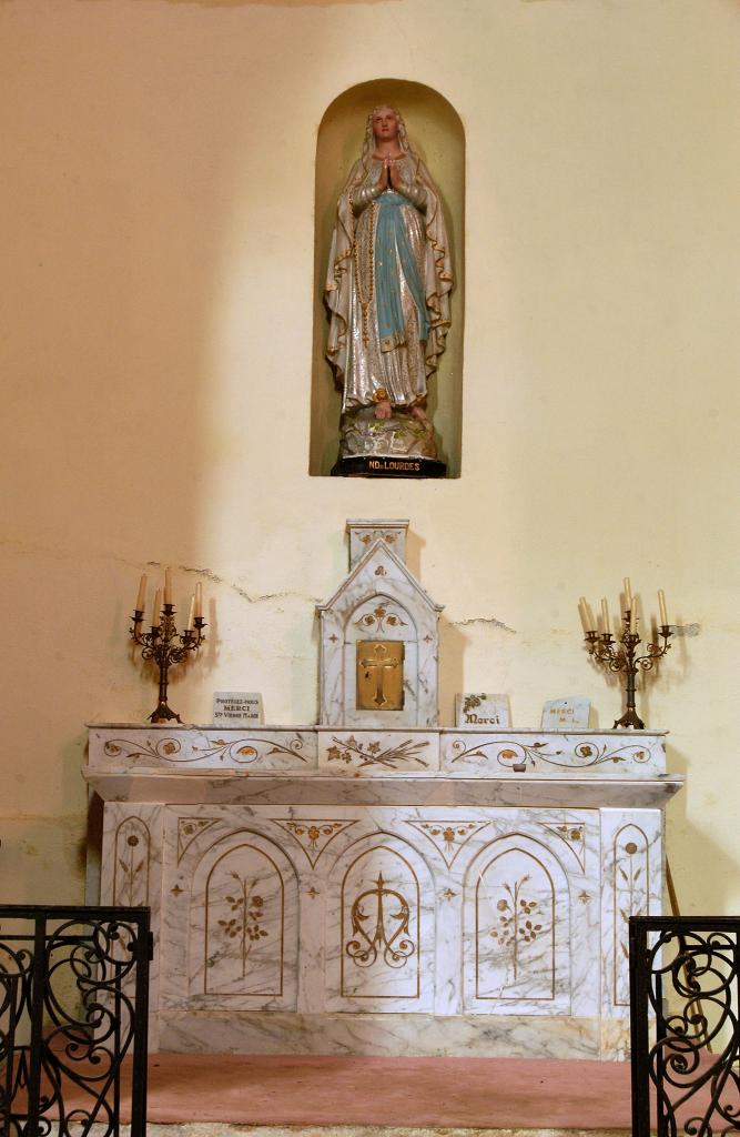 ensemble de l'autel secondaire de Notre-Dame de Lourdes, de style néo-gothique : autel tombeau, gradin d'autel, tabernacle architecturé