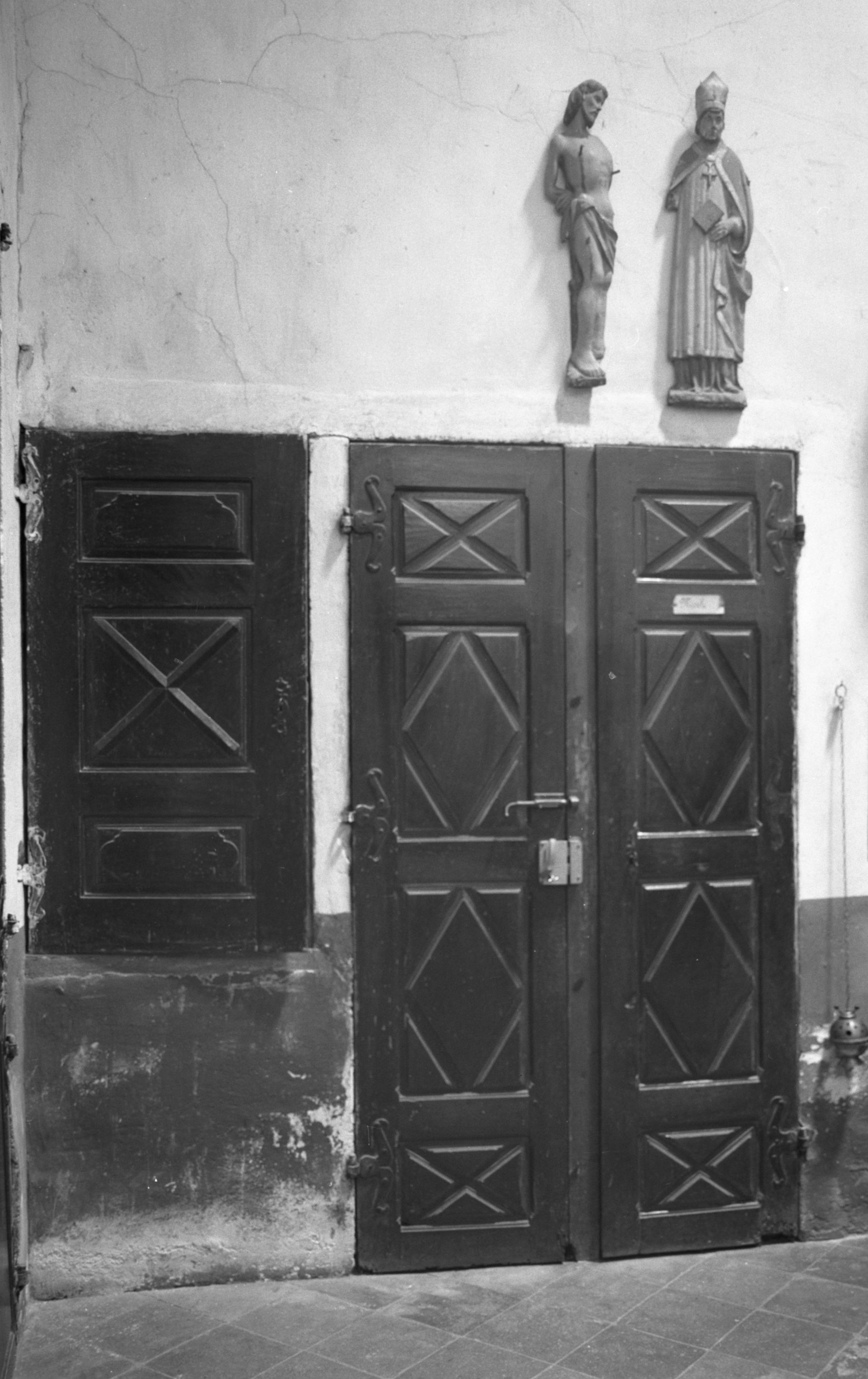 deux portes : porte d'armoire et porte de placard