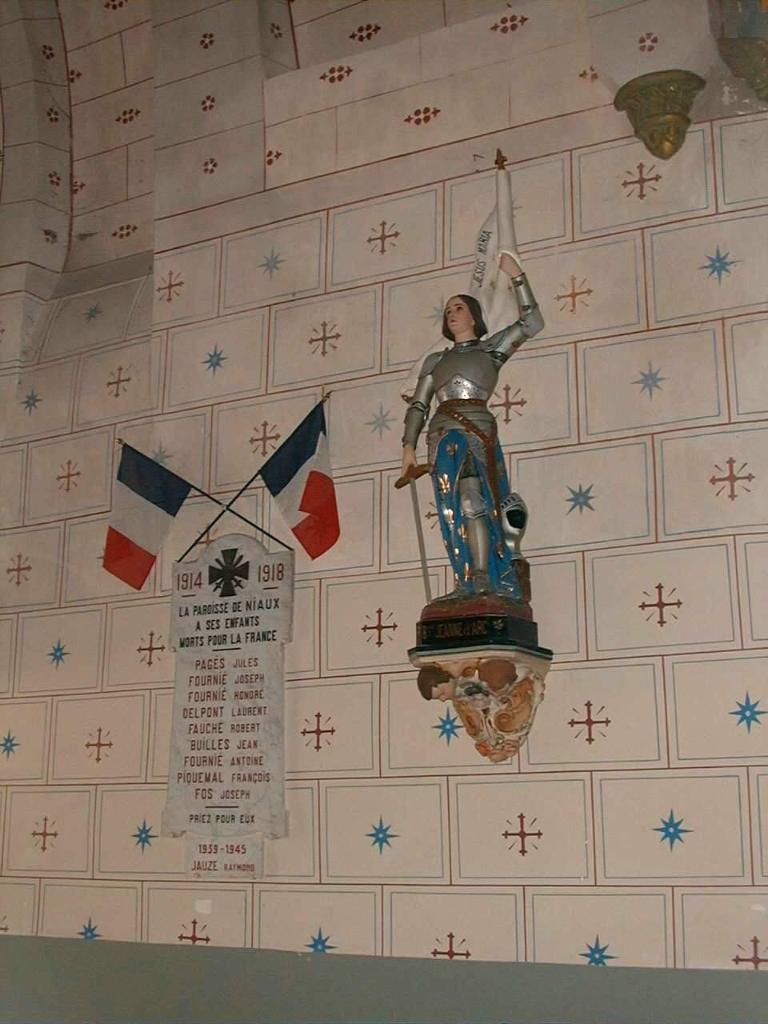 plaques commémoratives de la guerre de 1914-1918 et de la guerre de 1939-1945 et deux statues de Notre-Dame de Sabart (petite nature) et de Jeanne d'Arc (figure colossale) sur leurs consoles.