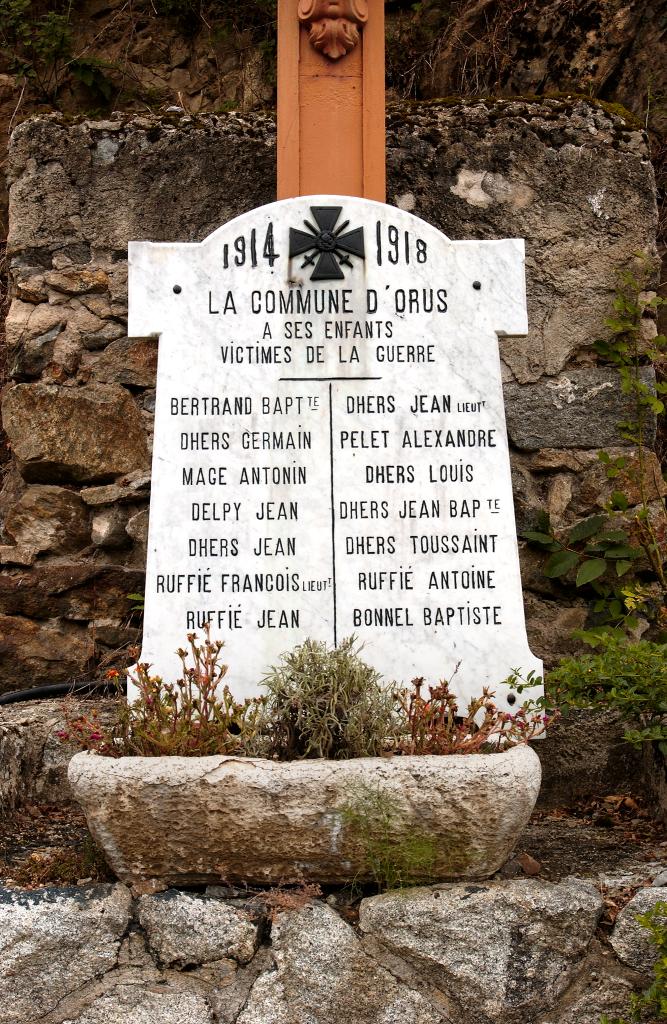 monument aux morts (croix de chemin) de la guerre de 1914-1918 et statue (grandeur nature) de Christ en croix