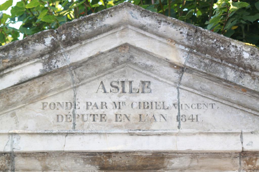portail d'entrée de la salle d'asile