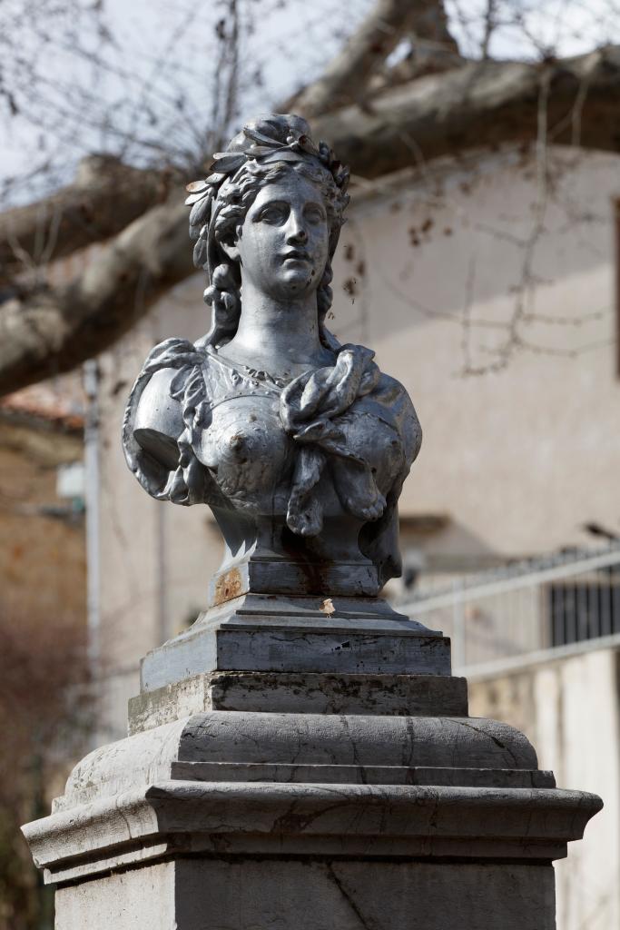 fontaine avec buste de Marianne