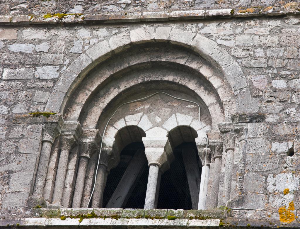 prieuré de bénédictins, église paroissiale Saint-Pierre, Saint-Ebons