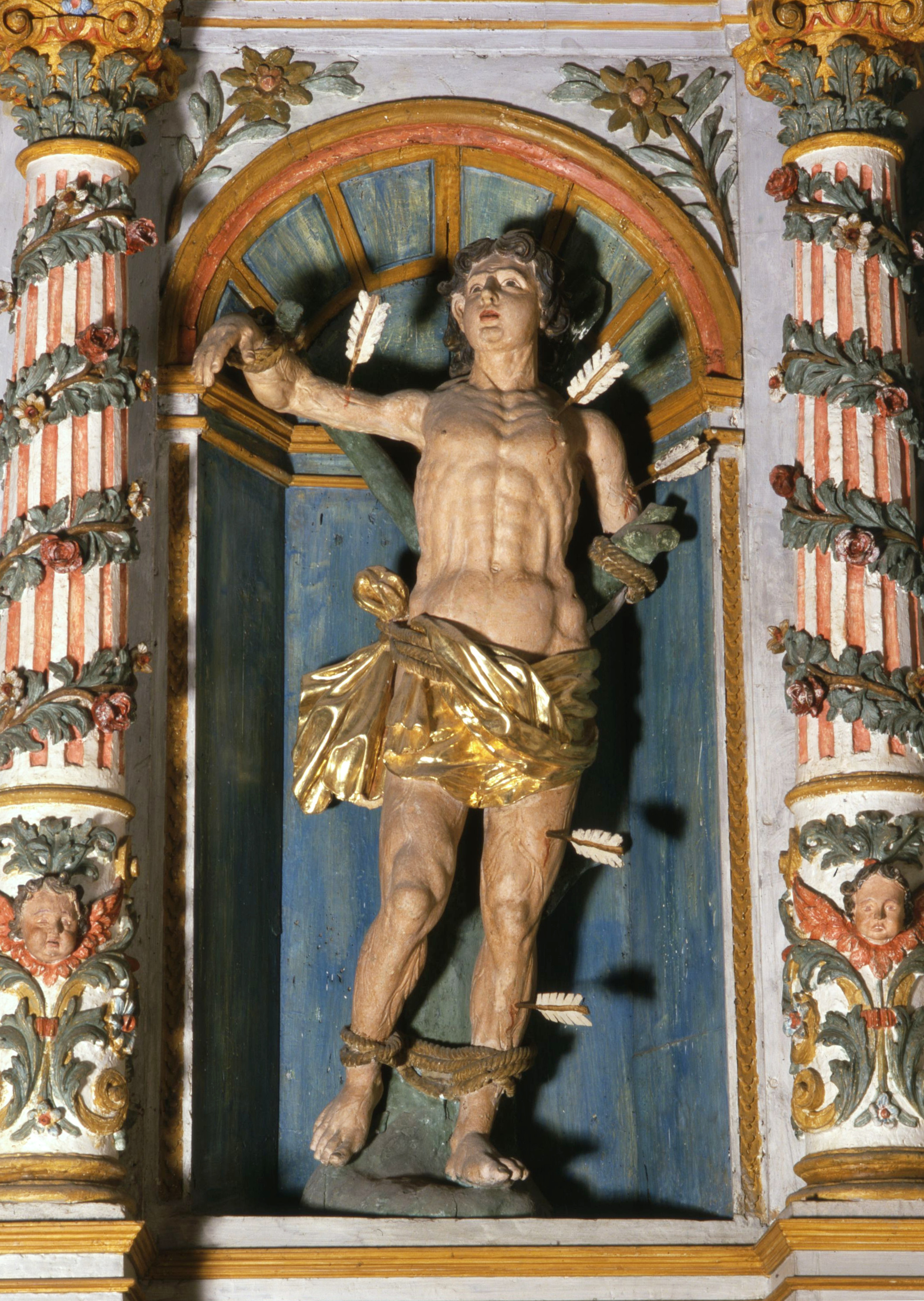 six statues d'applique : saint Sébastien, saint Paul, saint Laurent, sainte Thérèse, saint Augustin, Dieu le Père