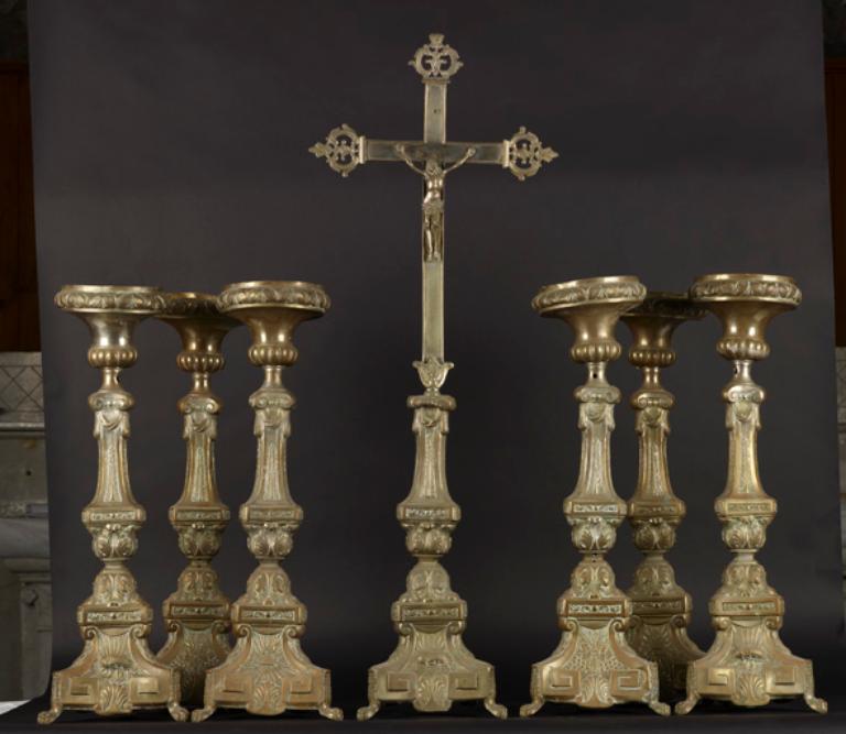 garniture d'autel : croix et six chandeliers