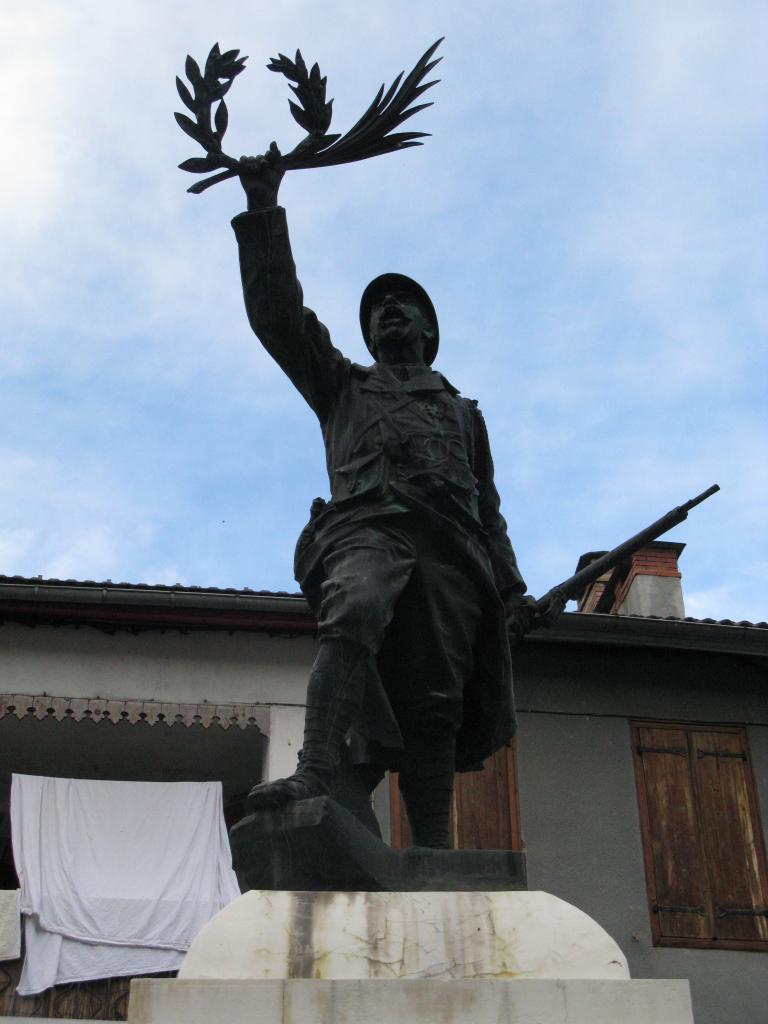 statue (figure colossale) du Poilu victorieux