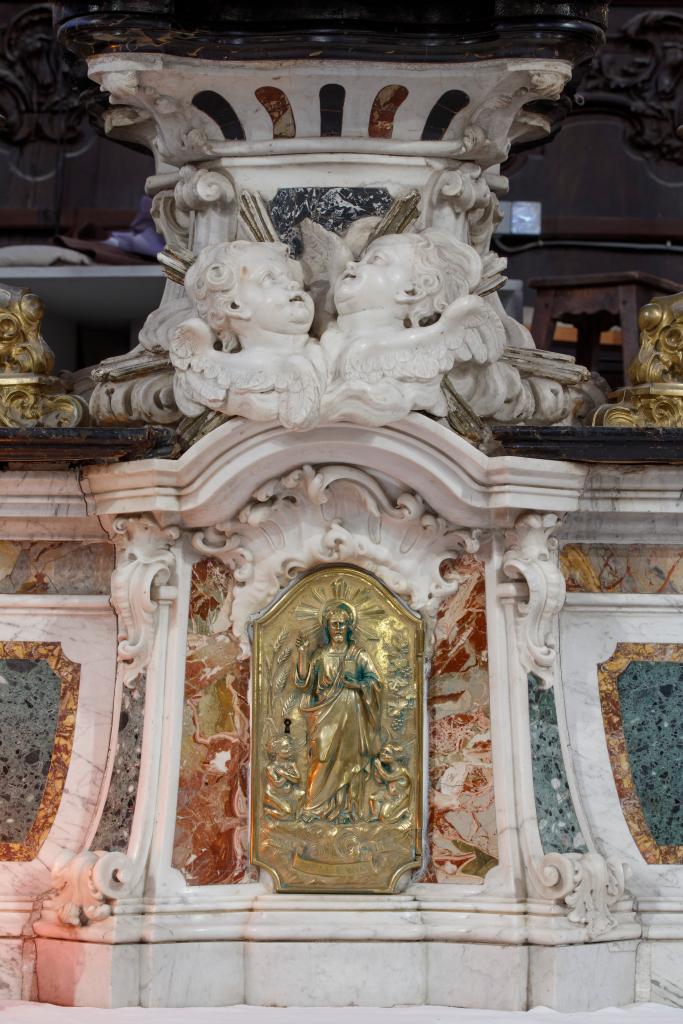 maître-autel contenant deux tableaux-reliquaires