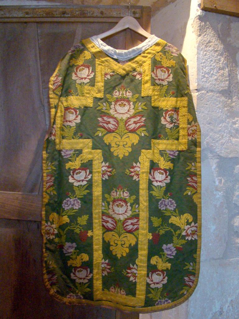 ornement vert : chasuble, manipule, voile de calice et bourse de corporal