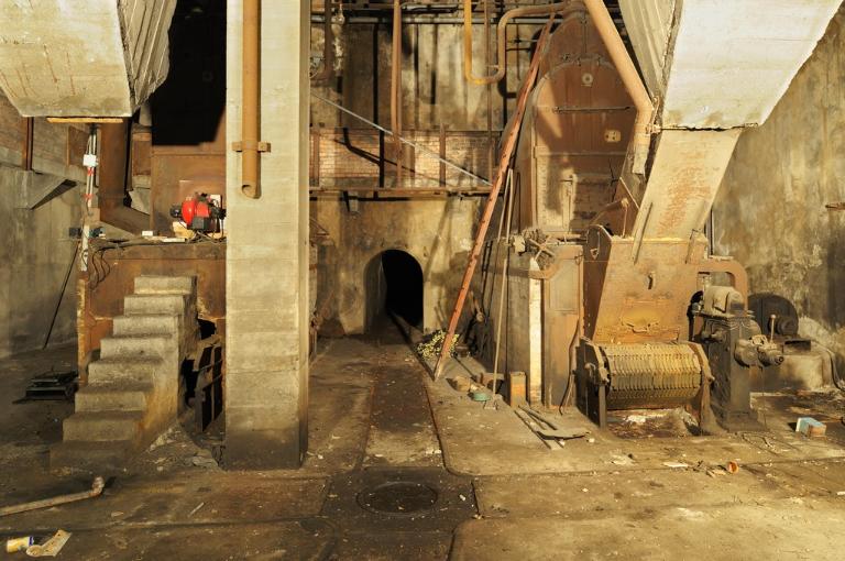 bâtiment des douches, actuellement magasin industriel