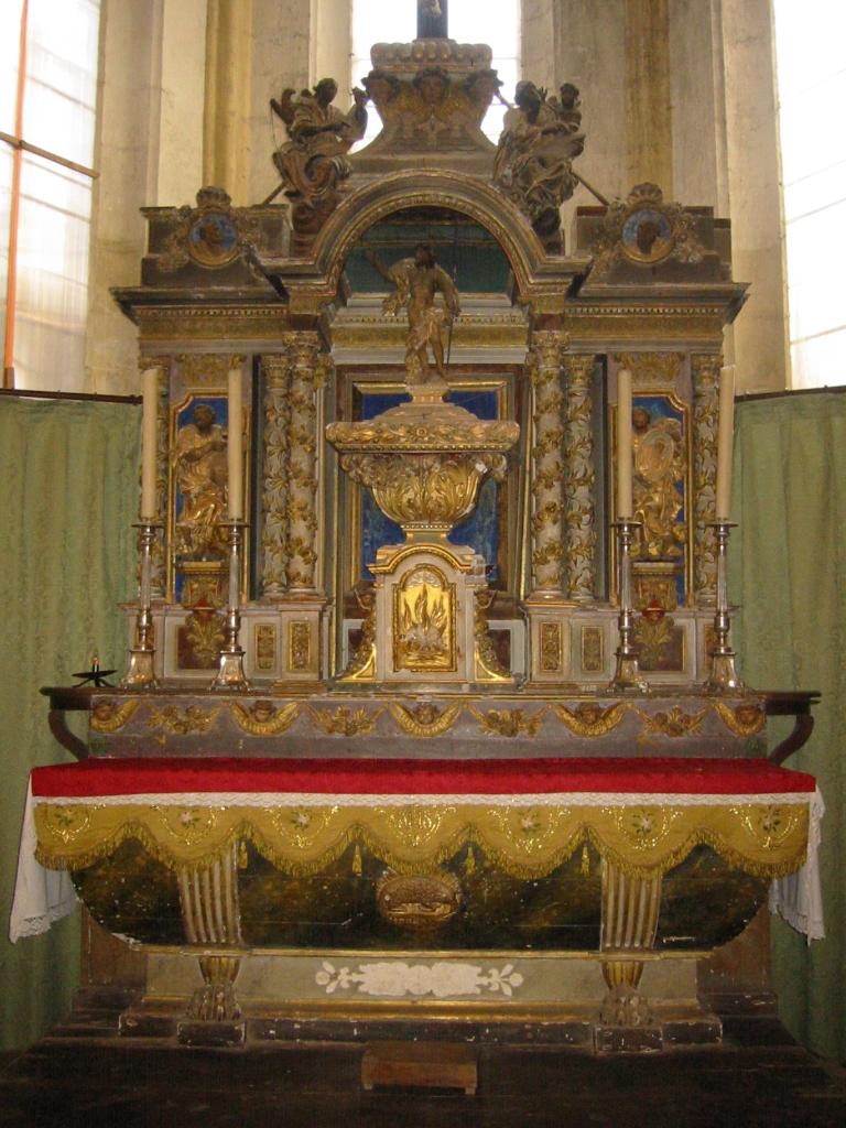 ensemble du retable du maître-autel : retable architecturé, autel tombeau, gradin d'autel, tabernacle, statues (8)