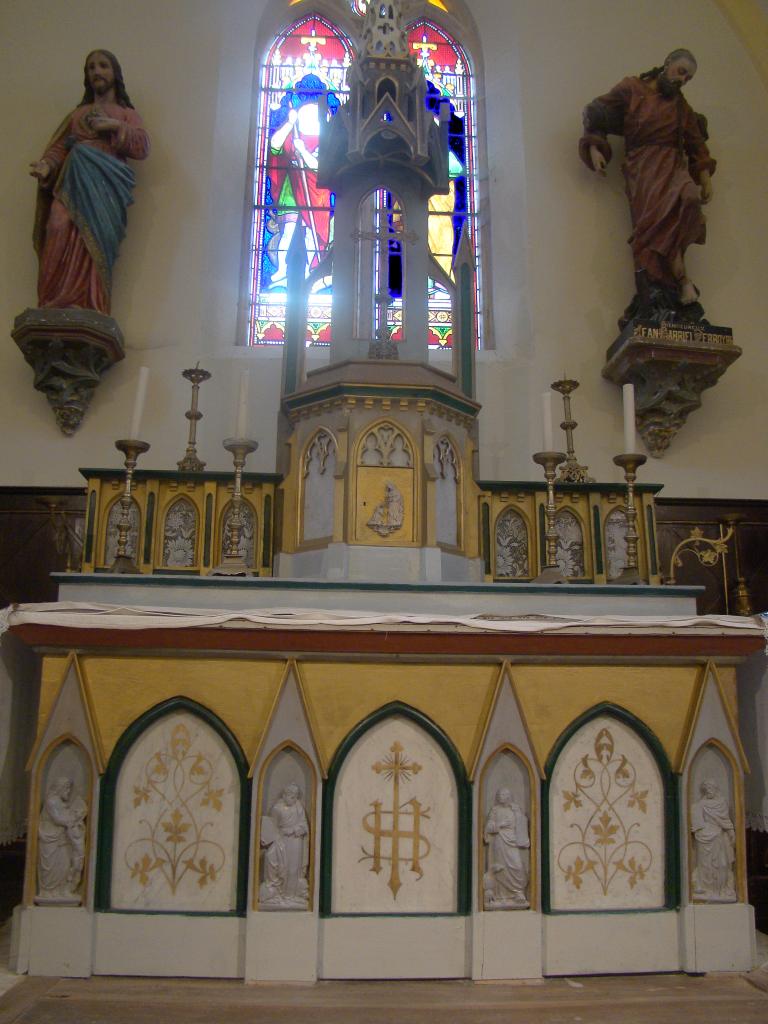 ensemble de l'autel majeur de style néo-gothique : tabernacle architecturé à ailes et dais d'exposition, gradin d'autel