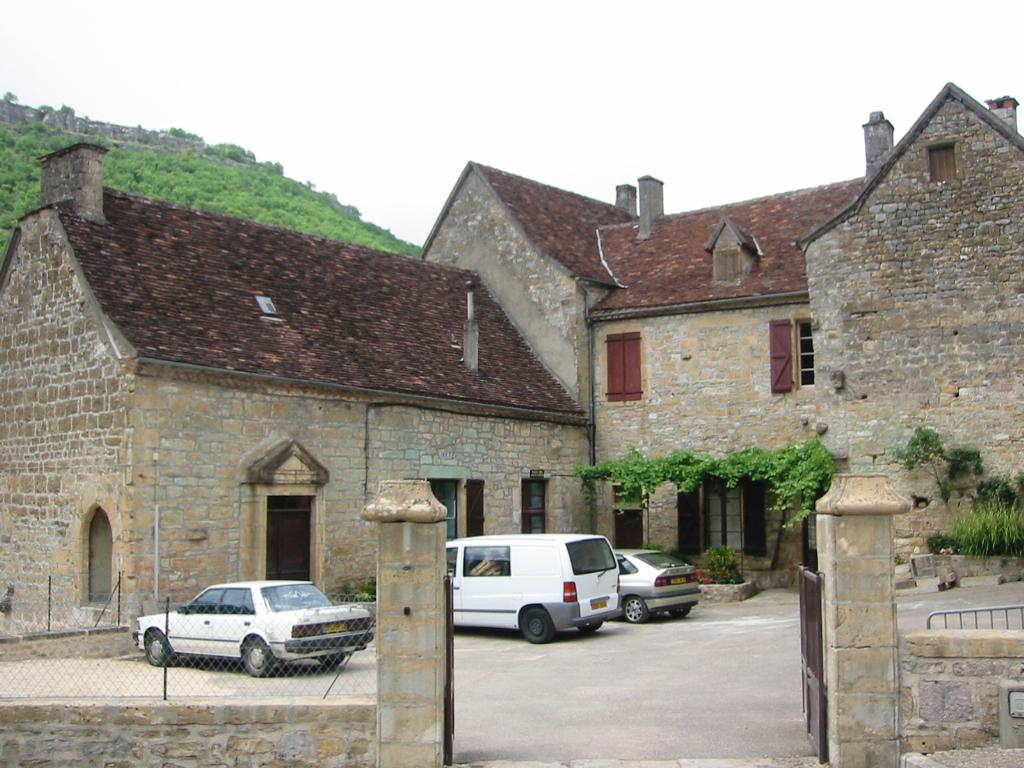 château, actuellement mairie et école