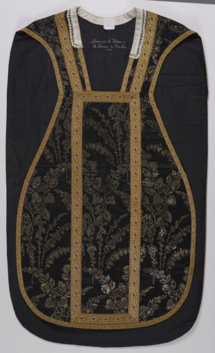 Chasuble noire avec étole, manipule et voile de calice