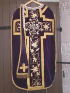 ornement violet : chasuble, voile de calice, étole de clerc