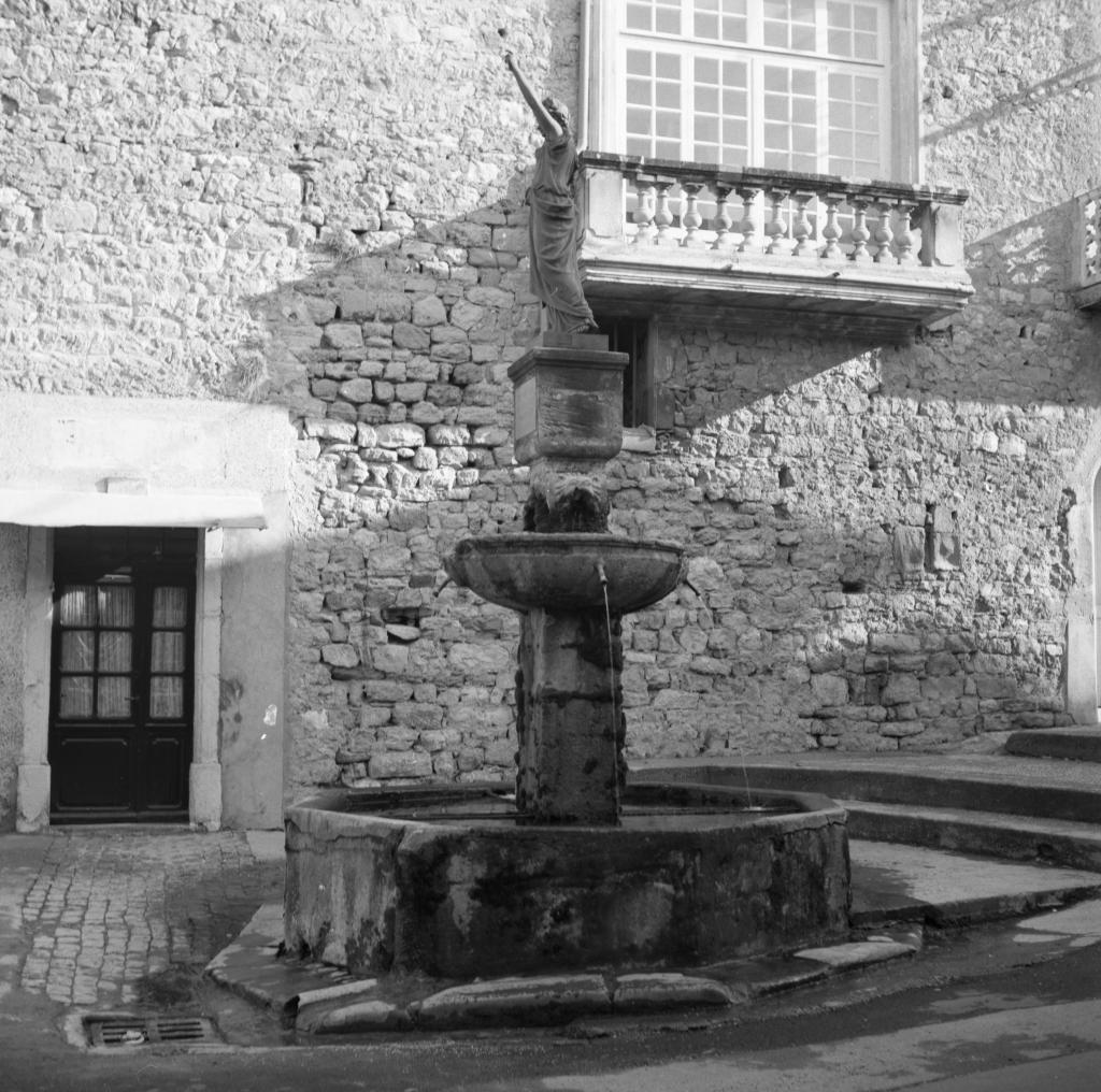 monument (monument commémoratif), fontaine monumentale, statue monumentale de Marianne ou de la Liberté