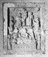 plaque commémorative, bas-relief de Crucifixion