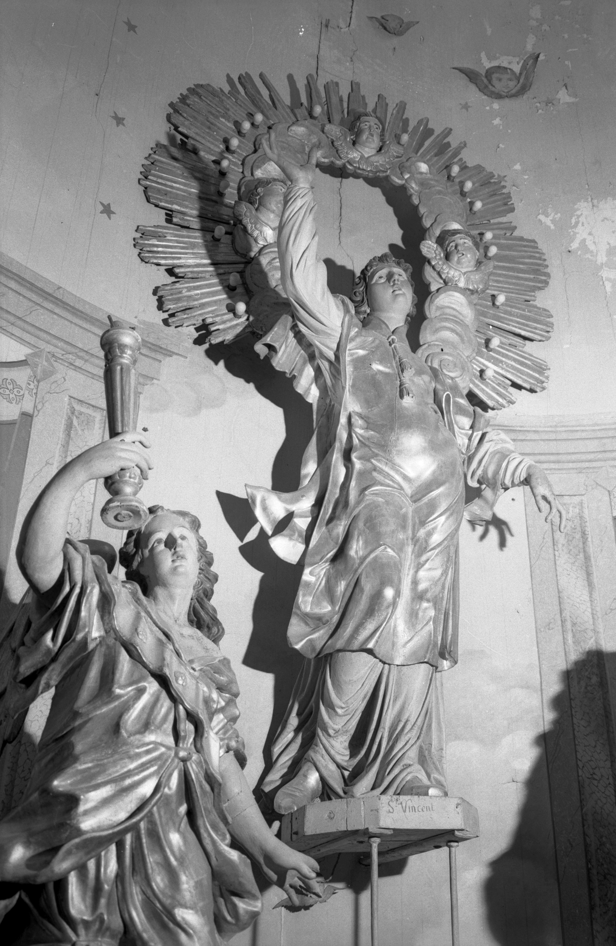 groupe sculpté : saint Vincent, anges luminaires