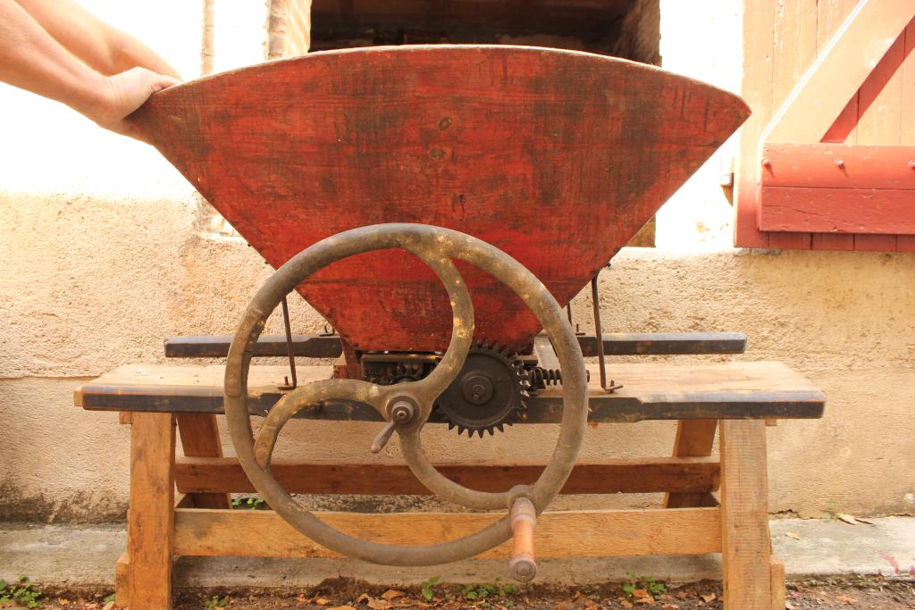 machine à égréner de vigneron dite fouloir