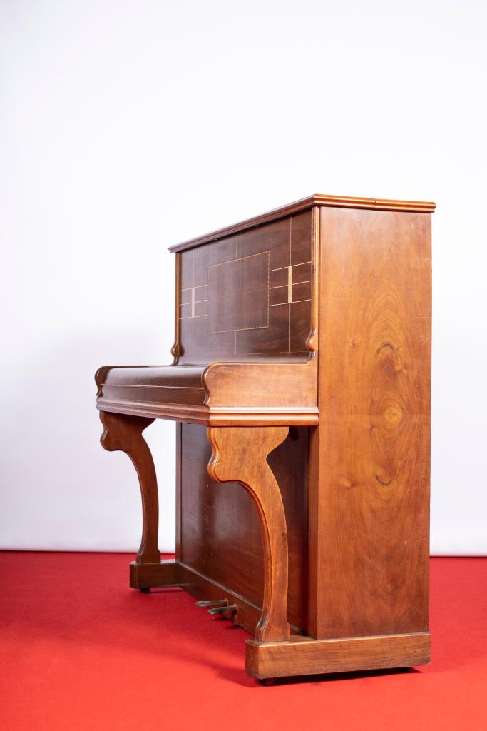 Piano droit de la manufacture Bord