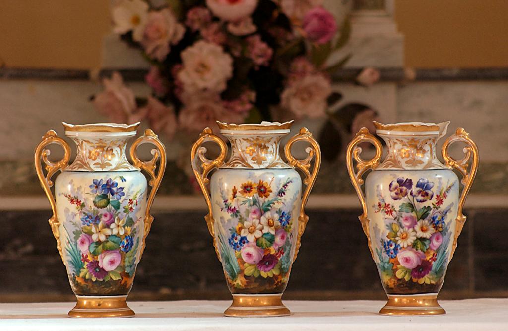 ensemble de 3 vases d'autel (vase fuseau), de style néo-classique