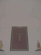 tableau et son cadre : Le Christ sur la croix. La Madeleine et la Vierge.