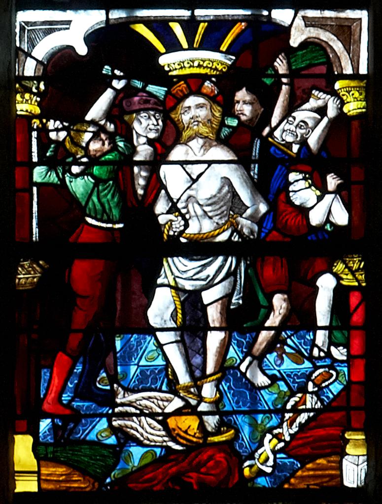 verrière : l'Entrée de Jésus à Jérusalem, la Cène, le Lavement des pieds, l'Agonie au Jardin des oliviers, le Baiser de Judas, Jésus devant Hérode, la Flagellation, le Couronnement d'épines, le Portement de croix, la Crucifixion, la Mise au tombeau, la Résurrection, anges, quatre prophètes, père éternel