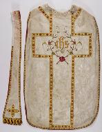 Chasuble blanche avec étole, voile de calice et voile huméral