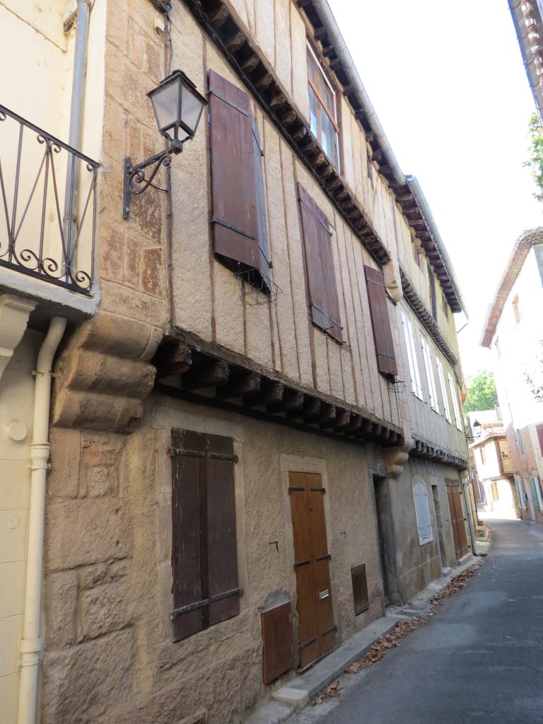 les maisons à console d'encorbellement d'Alet