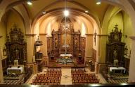 ensemble du décor de l'église : choeur, chaire à prêcher et chapelles latérales de la Vierge et de Saint-Jacques de Compostelle (lambris de revêtement, maître-autel, 2 autels, 3 tabernacles, 3 retables, 2 clôtures de chapelle, 2 confessionnaux et carrelages de sol)