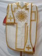 ensemble d'un ornement blanc : chasuble, étole de clerc, manipule, bourse de corporal