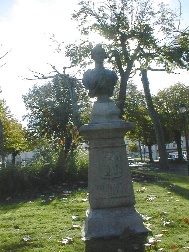 buste et son socle : La République