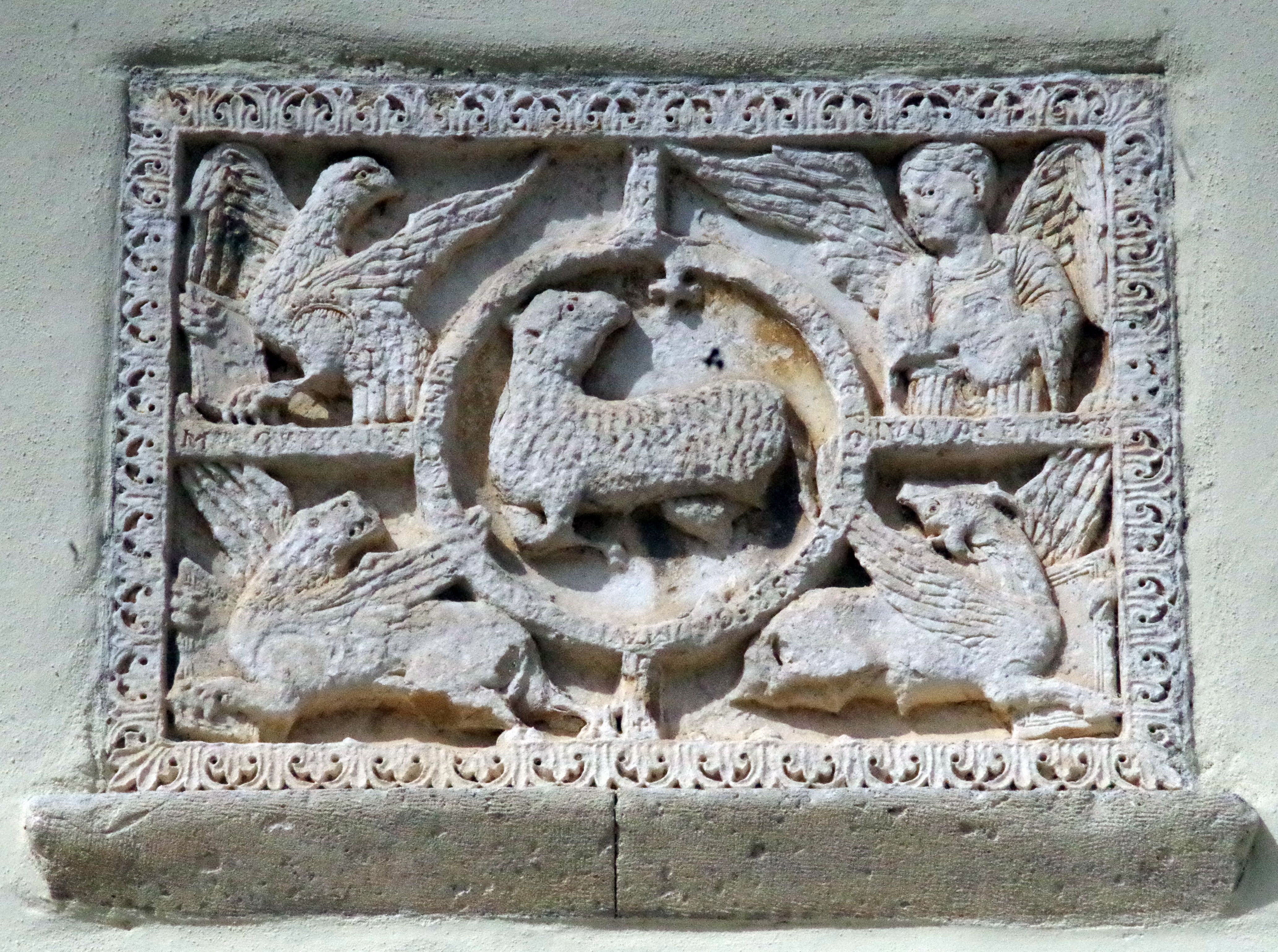 bas-relief au tétramorphe entourant l'Agneau