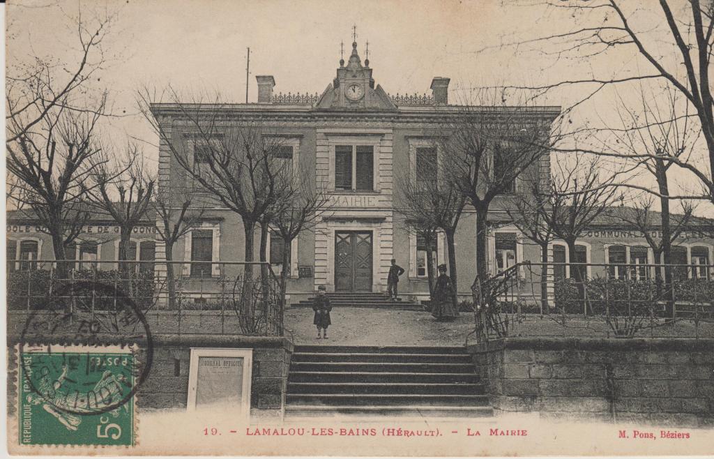 groupe scolaire et mairie, puis groupe scolaire
