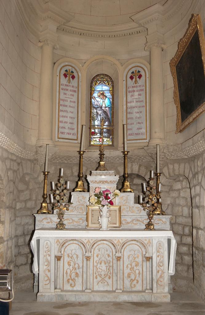 monument aux morts de la guerre de 1914-1918, autel secondaire avec tabernacle et gradins d'autel, verrière, plaques commémoratives (2) et statues (2) de saint Joseph et de Jeanne d'Arc (petite nature) sur leurs consoles.