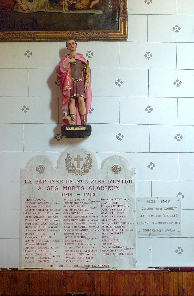ensemble du monument aux morts de la guerre de 1914-1918 et de la guerre de 1939-1945 : plaques commémoratives (2) et statue (grandeur nature) de saint Hippolyte