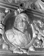 quatre demi-reliefs en médaillon : Judas, saint Pierre, Pilate, femme