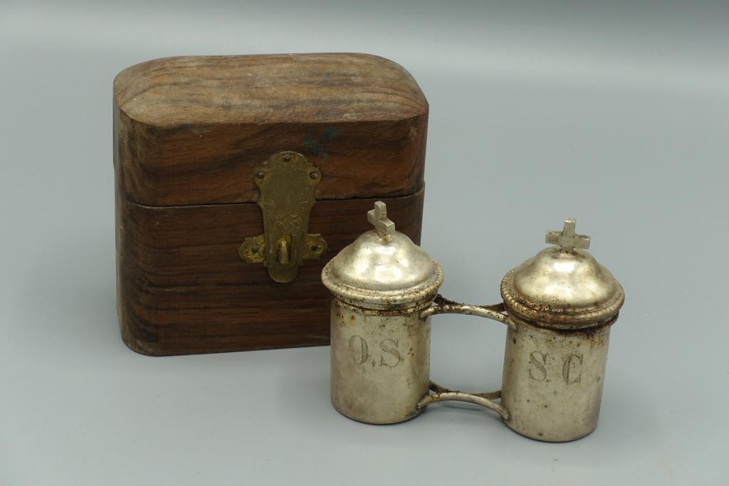 ampoule à huile des catéchumènes et ampoule à saint chrême dans leur coffret