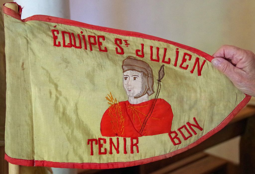 sommaire des textiles de l'église de Saint-Julien-les-Rosiers