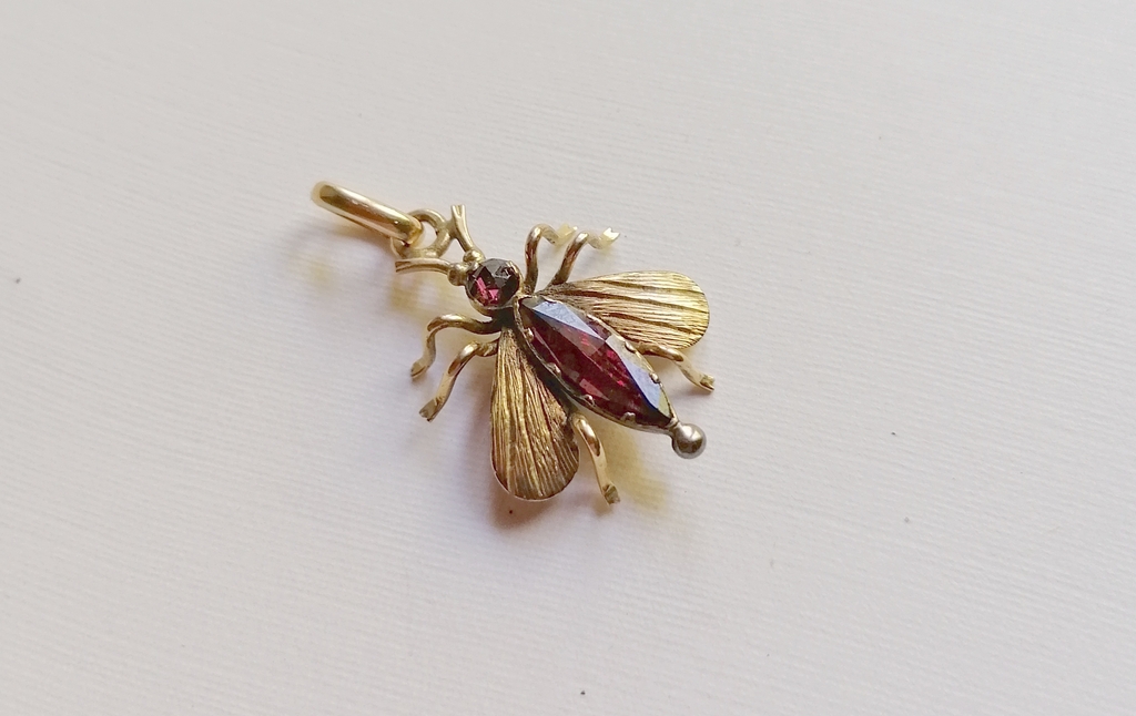 Pendentif-mouche