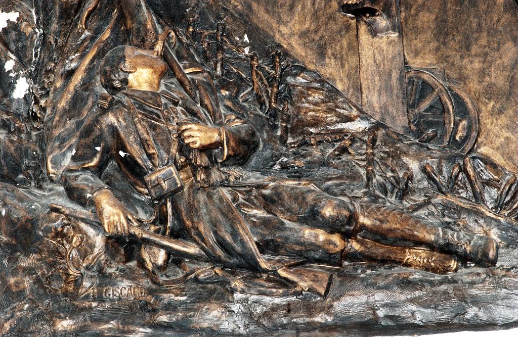ensemble du monument aux morts de la guerre de 1914-1918 et de la guerre de 1939-1945 avec l'autel secondaire, la plaque commémorative, les deux statues (petite nature) de Jeanne d'Arc et de Sainte-Thérèse de l'Enfant Jésus sur des socles.