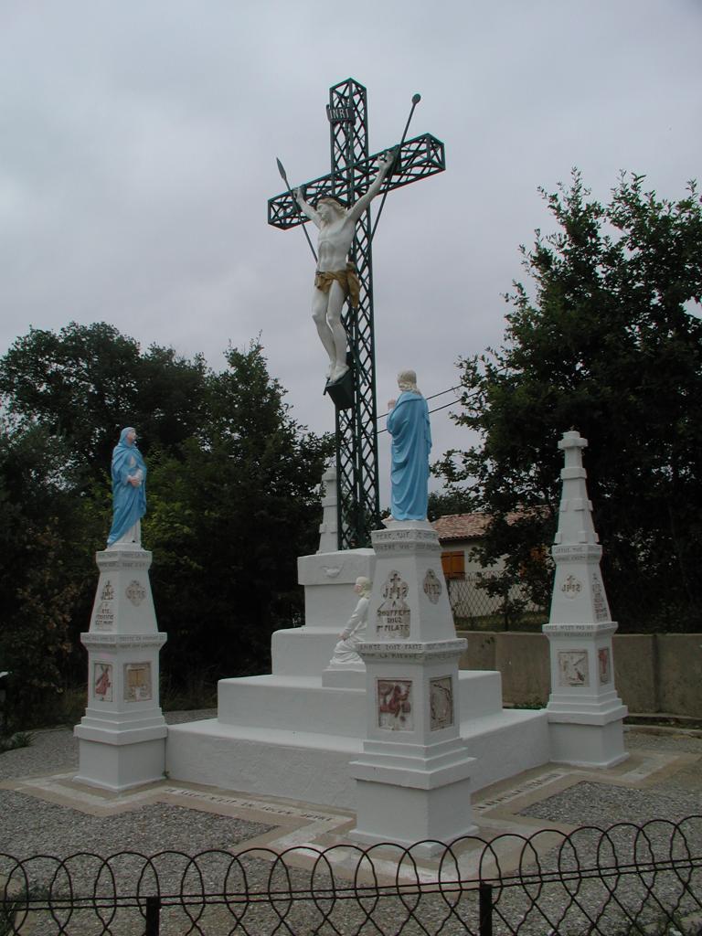 calvaire édicule et ses 3 statues (petite nature) : Christ en croix, la Vierge, saint Jean et sainte Marie-Madeleine