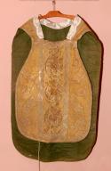 ensemble d'un ornement jaune : chasuble, voile de calice