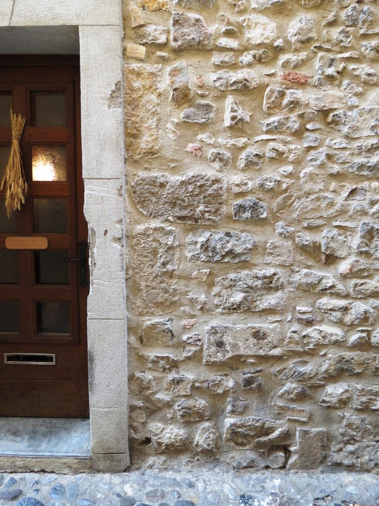 maisons modernes et contemporaines avec remploi médiéval à Lagrasse
