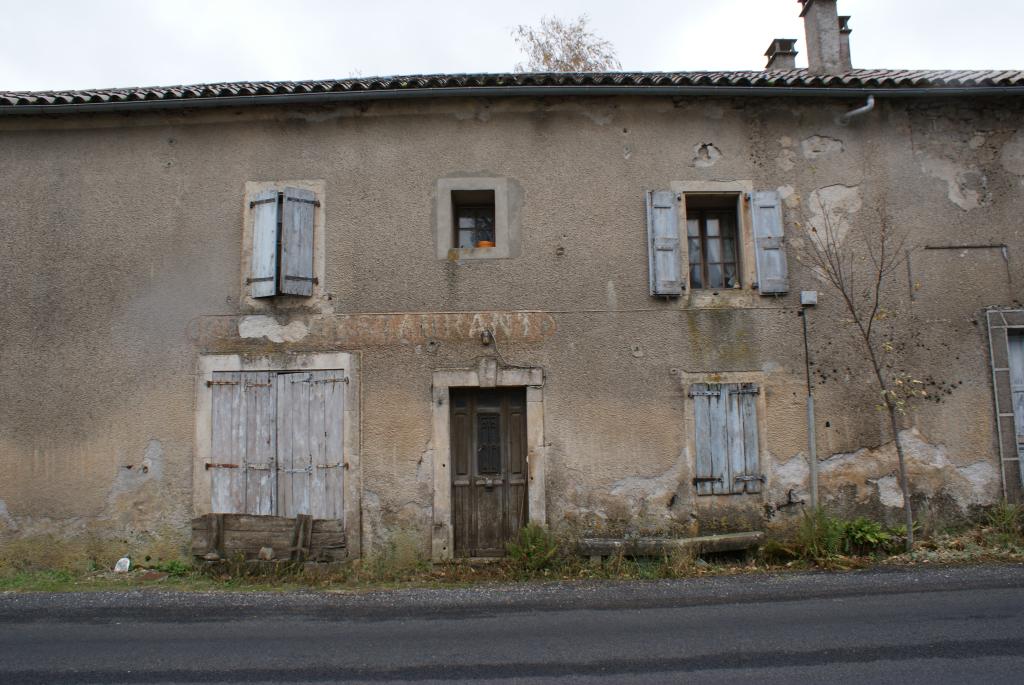 ancien relais de poste devenu restaurant, actuellement maison