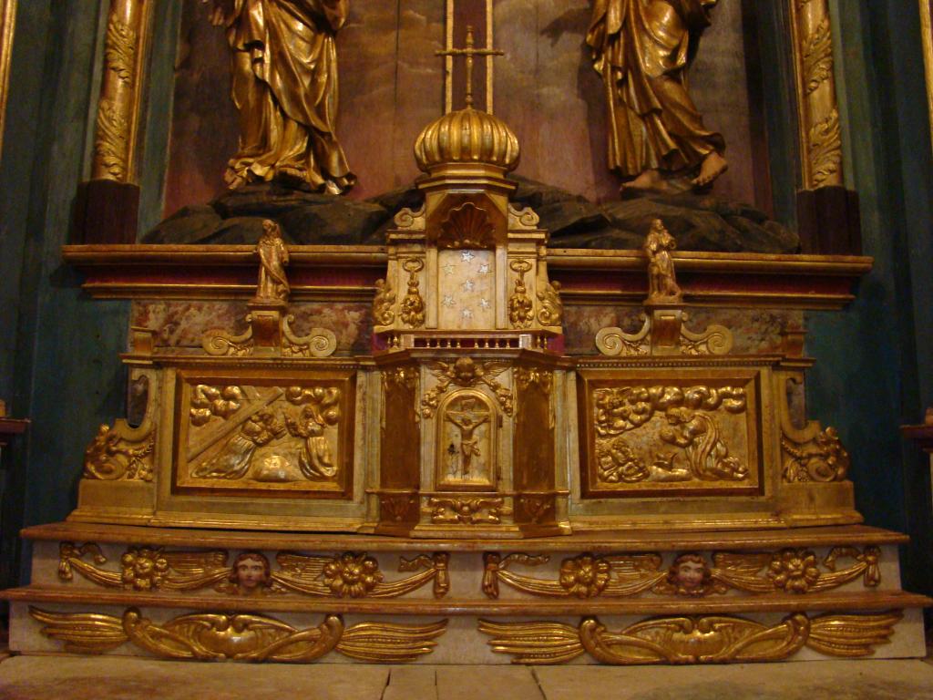ensemble du retable du maître-autel : autel tombeau, 2 gradins d'autel, tabernacle-exposition architecturé de forme pyramidale, 3 hauts-reliefs : La Crucifixion, 2 statues : Saint Roch et Saint Antoine