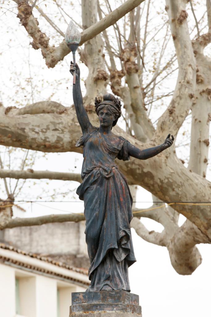 fontaine monumentale de la République, avec statue de Marianne ou de la Liberté
